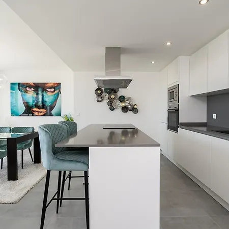 Exclusive 3-bedroom Designed For Enjoying The Mediterranean Lifestyle Διαμέρισμα Εστεπόνα